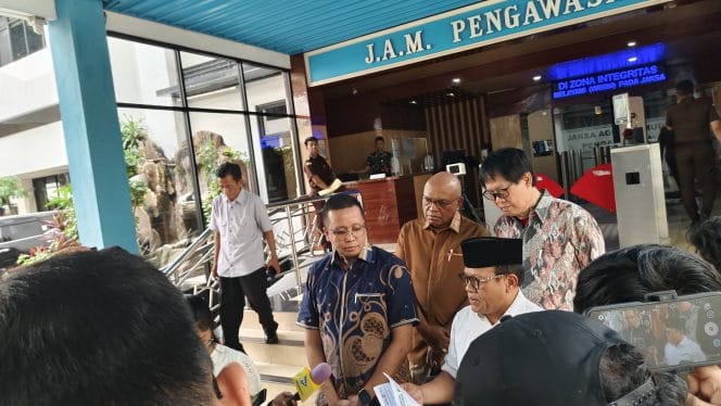 
Ronald Loblobly, Koordinator Koalisi Sipil Masyarakat Anti Korupsi kepada wartawan di Gedung Jaksa Agung Muda Bidang Pengawasan Kejaksaan Agung, Jakarta (28/4/2025), yang datang bersama-sama Sugeng Teguh Santoso (IPW), Petrus Selestinus, SH (TPDI), Carrel Ticualu, SH, (Pergerakan Advokat Nusantara).