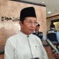 Jakarta - Menteri Agama Nasaruddin Umar Mengimbau Jemaah Untuk Tidak Memaksakan Diri Ke Arab Saudi Tanpa Visa Haji. Menag Juga Minta Jemaah Tidak Tergiur Dengan Beragam Iming-Iming Oknum Yang Menjanjikan Saat Ini Bisa Ke Makkah Tanpa Visa Haji. “Saya Mengimbau Kepada Calon Jemaah Haji Non Reguler Tidak Formal, Lebih Baik Berpikir. Sebab, Saudi Arabia Tahun Ini Super Ketat. Super Super Ketat,” Tegas Menag Nasaruddin Umar Di Makkah, Selasa (29/4/2025). “(Saat Ini), Tanpa Visa Haji Tidak Boleh Masuk Haram. Anda Lihat Kan Memasuki Haram Tanpa Visa Haji Tidak Boleh. Kalau Umrah, Saat Ini Bukan Waktunya Untuk Umrah. Turun Dari Bus Dijemput. Kalau Tidak Ada Visa Haji Disuruh Kembali,” Sambung Menag. Menag Bertolak Ke Arab Saudi Pada 26 April Untuk Mengikuti Konferensi Lembaga Hadis Binaan Raja Salman Di Madinah. Usai Mengikuti Konferensi, Menag Menuju Ke Makkah Untuk Umrah Sekaligus Menyapa Dan Memberi Pesan Kepada Para Petugas Penyelenggara Ibadah Haji (Ppih) Arab Saudi Yang Baru Tiba Di Makkah. “Masjidil Haram Tadi Malam Kosong, Orang Semuanya Bisa Mencium Kabah Karena Tidak Ada Orang Umrah Lagi. Sudah Tidak Ada (Jemaah) Umrah Masuk. Semua Yang Bisa Masuk Adalah Visa Haji,” Paparnya. “Saya Mengimbau Kepada Seluruh Jemaah, Mungkin Ada Yang Menjanjikan Bisa Berhaji (Tanpa Visa Haji), Lebih Baik Menghindari Dari Pada Nanti Terlunta-Lunta Nasibnya Di Sini. Dioper Ke Sana Ke Mari, Pesawat Mau Pulang Juga Tidak Ada Lagi, Hotel Sudah Penuh Semua, Akhirnya Terlantar Di Sini,” Sambungnya. “Tahun Lalu Beda Dengan Tahun Ini. Sangat Super Ketat. Jadi Lebih Baik Menghindari Kemudaratan Yang Bisa Terjadi. Kita Niatnya Mencari Kepuasan Batin Malah Justru Memetik Dosa Karena Mengutuk Semuanya Orang,” Tegasnya Lagi. Kepada Jemaah Yang Diberi Kesempatan Berangkat Haji Tahun Ini, Menag Berpesan Agar Dapat Menjalankan Ibadah Dengan Baik. Sebab, Kesempatan Untuk Kembali Menunaikan Ibadah Haji Belum Tentu Ada. “Orang Yang (Tahun Ini) Dipanggil Allah Melalui Jemaah Haji Yang Formal Ini, Bersungguh-Sungguhlah Dalam Melakukan Ibadah Dengan Baik. Sebab, Belum Tentu Bisa Berhaji Lagi Di Masa Yang Akan Datang Karena Harus Menunggu 48 Tahun,” Tandasnya.