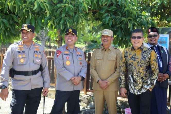 
Keterangan Foto : Kapolda Sumatera Utara Irjen Pol Whisnu Hermawan Februanto, SIK, MH saat melakukan kunjungan kerja ke Mako Polres Mandailing Natal, Selasa (29/04/25).