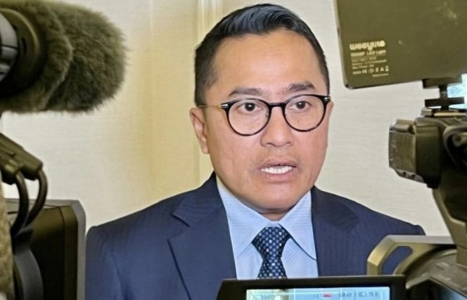 Keterangan Foto : Deputi Bidang Protokol, Pers, dan Media, Sekretariat Presiden, Yusuf Permana memberikan keterangannya kepada awak media di Amman, Yordania, pada Minggu, 13 April 2025.