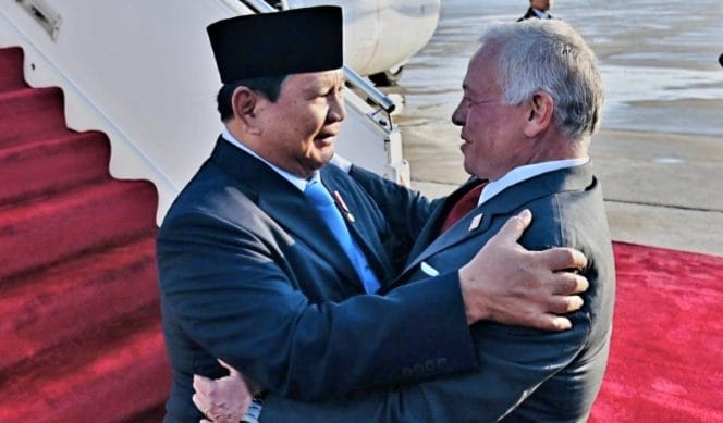 
Keterangan Foto : Presiden Prabowo Subianto tiba di Bandar Udara Militer Marka, Amman, Yordania disambut langsung oleh Raja Abdullah II, pada Minggu, 13 April 2025.