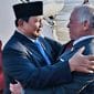 Sambutan Hangat Dan Penghormatan Tinggi, Presiden Prabowo Disambut Langsung Raja Abdullah Ii Di Amman 15 Jakarta - Momen Istimewa Sudah Dimulai Sejak Pesawat Kepresidenan Memasuki Wilayah Udara Yordania, Di Mana Sejumlah Jet Tempur Angkatan Udara Yordania Melakukan Pengawalan Udara Hingga Mendarat Di Marka. Kehadiran Presiden Republik Indonesia Prabowo Subianto Di Kerajaan Yordania Hasyimiyah, Disambut Dengan Penuh Kehormatan Dan Persahabatan. Tiba Di Bandar Udara Militer Marka, Amman, Minggu, 13 April 2025, Presiden Prabowo Langsung Disambut Hangat Oleh Raja Yordania Abdullah Ii Bin Al-Hussein Dalam Sebuah Prosesi Penyambutan Yang Sarat Simbol Persaudaraan Dan Penghormatan Tinggi Antarkedua Negara. Momen Istimewa Sudah Dimulai Sejak Pesawat Kepresidenan Memasuki Wilayah Udara Yordania, Di Mana Sejumlah Jet Tempur Angkatan Udara Yordania Melakukan Pengawalan Udara Hingga Mendarat Di Marka. Setibanya Di Bawah Tangga Pesawat, Presiden Prabowo Disambut Langsung Oleh Raja Abdullah Ii Dengan Jabat Tangan Erat Dan Pelukan Hangat—Sebuah Gestur Yang Mencerminkan Kedekatan Personal Kedua Pemimpin. Keduanya Kemudian Berjalan Berdampingan Melewati Pasukan Jajar Kehormatan, Memperkenalkan Delegasi Masing-Masing Sebelum Naik Ke Podium Utama. Di Sana, Lagu Kebangsaan Indonesia Raya Dan Lagu Kebangsaan Yordania Dikumandangkan Dengan Khidmat, Disertai Dentuman Meriam Sebanyak 21 Kali Sebagai Bentuk Penghormatan Kenegaraan. Setelah Prosesi Resmi, Kedua Kepala Negara Menyaksikan Atraksi Flypass Dari Jet Tempur Yordania. Momen Kedekatan Kedua Pemimpin Yang Paling Mengesankan Adalah Raja Abdullah Ii Mengantar Langsung Presiden Prabowo Menuju Hotel Tempatnya Bermalam—Bahkan Raja Abdullah Ii Langsung Yang Mengemudikan Sendiri Mobil Kepresidenan Bersama Presiden Prabowo Yang Duduk Di Kursi Penumpang Di Sebelahnya. Kunjungan Resmi Ini Tidak Hanya Mempererat Hubungan Diplomatik Antara Indonesia Dan Yordania, Tetapi Juga Menjadi Simbol Kuat Persahabatan Antar Pemimpin Yang Terjalin Dalam Suasana Penuh Rasa Saling Menghormati Dan Persaudaraan. Turut Serta Mendampingi Presiden Prabowo Dalam Upacara Penyambutan Ini Adalah Menteri Luar Negeri Sugiono, Menteri Pertahanan Sjafrie Sjamsoeddin, Menteri Agama Nasaruddin Umar, Menteri Pertanian Andi Amran Sulaiman, Sekretaris Kabinet Teddy Indra Wijaya, Serta Duta Besar Ri Untuk Yordania Ade Padmo Sarwono.
