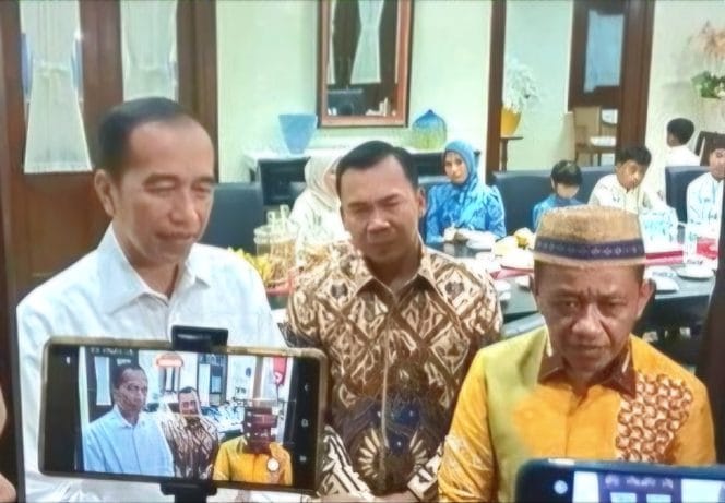 
Keterangan Foto : Bahlil Lahadalia Ketua Umum Partai Golkar dan Mentri ESDM bertemu Presiden RI ke-7 Joko Widodo (Jokowi) pada Selasa kemarin (8/4).