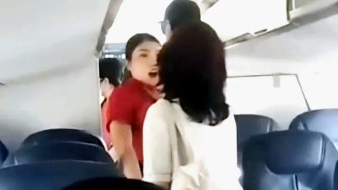 
Keterangan Foto : Anggota DPRD Sumut mendorong dan mencekik pramugari di dalam pesawat, Senin (14/4).