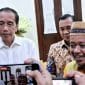 Jakarta - Isu Munaslub Parta Golkar Kembali Menguat Di Internal Pengurus Apalagi Setelah Ketua Umum Partai Golkar Bahlil Lahadalia Menyinggung Soal Isu Reshuffle Pengurus Jika Ada Kader Yang Tidak Taat Terhadap Amanah Organisasi. Hal Itu Disampaikan Bahlil Ketika Memberikan Sambutan Acara Silaturahmi Dan Halal Bihalal Partai Golkar Di Gedung Dpp Partai Golkar, Jalan Anggrek Neli, Jakarta Barat, Rabu Malam, 16 April 2025. Ketika Ditanya Soal Adanya Reshuffle Pengurus Menyusul Isu Munaslub Partai Golkar Yang Akan Melengserkan Kepemimpinannya, Bahlil Mengatakan Bahwa Apa Yang Disampaikannya Itu Sebatas Candaan. &Quot;Nggak Ada. Itu Biasa Saja. Kita Kan Pidato Harus Memahami Joke-Joke Juga,&Quot; Kata Bahlil Di Lokasi. Menteri Esdm Itu Menerangkan Bahwa Adanya Isu Munaslub Itu Tidak Benar. &Quot;Kamu Nggak Lihat Kita Solid Seperti Ini?&Quot; Tegasnya. Namun Informasi Yang Didapat Dari Pengurus Dpp Partai Golkar Yang Enggan Disebutkan Namanya, Didalam Kepengurusan Dpp Partai Golkar Sendiri Mulai Terlihat Berkubu Ada Kubu Penguasa Yang Mendominan Ada Juga Yang Terdolimi. Golkar Sekarang Banyak Di Isi Orang-Orang Ketua Umum Bahlil Lahadalia Sehingga Yang Lain Tidak Di Berikan Porsi Yang Semstinya. &Quot; Semua Sudah Bergerak Apa Lagi Setelah Ketua Umum Bahlil Selalu Mengait-Ngatitkan Golkar Dengan Jokowi, Jangan Menjebak Golkar Dengan Keinginan Pribadi Bahlil,Ungkapnya. Ingat Jangan Mentang-Mentang Bahlil Anak Kesayangan Persiden Ke 7 Jokowi Sehingga Apa-Apa Harus Bawa Presiden Jokowi Golkar Ini Siapapun Presidenya Harus Dukung Demi Rakyat Indonesia Bukan Di Jadikan Alat Kepentingan Pribadi Ketua Umum. Harus Di Garis Bawahi Sekarang Presidenya Prabowo Subianto Bukan Lagi Raja Jawa, Kata Dia.
