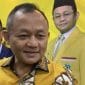 Partai Golkar Dipimpin Bahlil Lahadalia Membela Gibran, Surat Per­nyataan Sikap Sejumlah Purnawirawan Tni Yang Salah Satunya Mengusulkan Pergan­tian Posisi Wakil Presiden. Sekjen Partai Golkar Sarmuji Mengatakan, Pe­nyampaian Sikap Apapun Di­bolehkan Dalam Sistem De­mokrasi Yang Dianut Indonesia. “Yang Penting Ti­dak Memaksakan Kehen­dak,” Ujarnya , Minggu (20/4). Namun Sarmuji Mene­kankan, Wakil Presiden Yang Saat Ini Diduduki Gib­ran Rakabuming Raka Sah Secara Hukum. Sebab Dipi­lih Berdasar Hasil Pemili­han Presiden Dan Menda­patkan Mandat Rakyat. “Majunya Mas Gibran Juga Dimungkinkan Oleh Keputusan Mk,” Tutur Sar­muji. Oleh Karena Itu, Sar­muji Menilai Ruang Konsti­tusional Untuk Memper­masalahkan Posisi Wapres Sudah Tidak Ada. Wakil Ketua Umum Dpp Psi Andy Budiman Menambahkan, Tuntutan Mengganti Wakil Presiden Yang Dipilih Melalui Sebuah Pemilihan Umum Yang Sah Akan Merusak Keperca­yaan Rakyat Kepada De­mokrasi. “Mandat Rakyat, Me­lalui Pemilu Yang Sah, Ha­rus Dihormati Hingga Masa Jabatan Berakhir,” Ujar Andy Budiman. Tuntutan Tersebut, Lan­jut Dia, Akan Mengabaikan Lebih Dari 96 Juta Suara Rakyat Yang Memilih Pra­bowo-Gibran Dalam Pemili­han Presiden 2024. “Jelas, Tuntutan Tersebut Tidak Menghargai Kedaulatan Rakyat,” Kata Dia. Andy Menambahkan, Jika Jika Tuntutan Para Pur­nawirawan Ini Akan Men­jadi Preseden Buruk Ke Depan. Siapa Pun Tidak Boleh Me­nekan Mpr Untuk Menco­pot Presiden Atau Wakil Presiden Hanya Ka­rena Alasan Suka Dan Tidak Suka. “Mpr Tidak Boleh Kem­bali Menjadi Lembaga Ter­tinggi Negara Yang Bisa Mengganti Presiden Atau Wakil Presiden Sebagai­mana Era Orde Baru,” Tutur Andy Budiman. Menurut Dia, Tuntutan Ter­sebut Hanya Mencip­ta­kan Kebisingan Dan Meng­ganggu Ketentera­man Ma­syarakat. “Perbedaan Politik Ha­rus Diselesaikan Melalui Mekanisme Pemilu, Bukan Melalui Manuver Politik Jangka Pendek. Sebagai Purnawirawan Prajurit Tni Selayaknya Mereka Mem­beri Teladan Dengan Meng­hormati Pilihan Rakyat,” Tandas Andy. Untuk Diketahui, D­e­sakan Pergantian Wapres Gibran Muncul Dalam Ke­giatan Yang Dilaksanakan Purnawirawan Tni. Hal Itu Menjadi Salah Satu Dari Delapan Poin Tuntutan. Di Antara Purnawirawan Yang Hadir Antara Lain Jenderal (Purn) Fachrul Razi, Jen­deral Purn Tyano Soedarto, Hingga Marsekal Purn Ha­nafie Asnan.