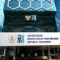 Jakarta - Praktik Dugaan Merangkap Jabatan Di Tubuh Badan Usaha Milik Negara (Bumn) Republik Indonesia Kembali Di Sorot. Sorotan Kali Ini, Muncul Dari Gerakan Ekonomi Kreatif (Gerak 08 Banten) Dan Penggiat Lingkungan Mata Tunas 17 Banten Mohamad Rohim Menilai Rangkap Jabatan Bentuk Penyimpangan. Mohamad Rohim Menilai Praktik Dugaan Merangkap Jabatan Merupakan Bentuk Penyimpangan Dari Prinsip Tata Kelola Pemerintahan Yang Baik Dan Mencerminkan Konsolidasi Oligarki Kekuasaan Di Bawah Pemerintahan Presiden Prabowo Subianto. Sebab, Maraknya Pejabat Publik Baik Politisi Hingga Tokoh Non-Profesional Yang Mengisi Kursi Komisaris Maupun Direksi Di Perusahaan-Perusahaan Pelat Merah. “Rangkap Jabatan Bukan Hanya Pelanggaran Etika, Tapi Juga Bentuk Politik Balas Budi Yang Vulgar. Bumn Tidak Boleh Menjadi Ladang Bagi Elite Politik Untuk Membagi-Bagi Kekuasaan,” Ungkap Rohim Dalam Keterangan Persnya, Senin (21/4/2025) Malam. Aktifis Dan Penggiat Lingkungan Mata Tunas 17 Asal Banten Itu Menyebut Bahwa, Praktik Tersebut, Tentunya Sangat Bertentangan Dengan Regulasi Yakni Undang-Undang No. 19 Tahun 2003 Tentang Bumn, Undang-Undang No. 25 Tahun 2009 Tentang Pelayanan Publik, Serta Peraturan Pemerintah No. 45 Tahun 2005 Yang Secara Jelas Melarang Pejabat Merangkap Jabatan Apabila Berpotensi Menimbulkan Konflik Kepentingan. “Pemerintah Seharusnya Taat Asas. Bukan Bentuk Rangkap Jabatan, Apalagi Di Level Strategis Dan Korporasi Milik Negara, Jelas-Jelas Melanggar Semangat Independensi Dan Profesionalisme,” Katanya. Penggiat Lingkungan Mata Tunas 17 Ini Menilai, Di Erah Pemerintahan Prabowo Jangan Sampai Praktek Buruk Dilakukan Menodai Niat Baik Presiden Prabowo . “Mentri Bumn Semestinya Menunjukkan Komitmen Terhadap Reformasi Birokrasi, Bukan Malah Melanggengkan Politik Akomodasi Lewat Kursi Bumn,” Tandasnya. M. Rohim Bahkan Meminta Agar Dilakukan Evaluasi Menyeluruh Terhadap Struktur Komisaris Dan Direksi Bumn, Serta Menghapus Praktik Rangkap Jabatan Yang Memperbesar Potensi Korupsi, Kolusi, Dan Nepotisme (Kkn). “Jika Bumn Terus Dijadikan Alat Bagi Elite Predator, Maka Jangan Harap Ekonomi Bangsa Akan Tumbuh Untuk Rakyat. Yang Diuntungkan Hanya Lingkaran Kekuasaan,” Sebut Rohim. M Rohim Mengaku, Pada Era Presiden Sby Masih Menjaga Batas Profesionalitas, Meskipun Rangkap Jabatan Tetap Terjadi. Ada Upaya Klarifikasi Publik Dan Bahkan Ada Upaya Pembenahan Struktur Melalui Reformasi Birokrasi. Kemudian Di Era Presiden Jokowi Juga Membuka Banjir Penempatan Loyalis Dan Tokoh Relawan Di Kursi Komisaris Bumn. Praktik Patronase Dilegalkan Secara Sistemik. Namun, Di Era Prabowo Kali Ini, Masih Menunjukkan Pola Kelanjutan Bahkan Perluasan. Koalisi Besar Diduga Dibayar Lunas Dengan Kursi Strategis, Yang Pada Akhirnya Menjadikan Bumn Sebagai Bancakan Elite Kekuasaan. “Praktik Ini Merupakan Bentuk Pengkhianatan Terhadap Semangat Reformasi Dan Konstitusi. Pemerintahan Prabowo Harus Segera Menghentikan Rangkap Jabatan Dan Melakukan Evaluasi Menyeluruh Terhadap Penempatan Pejabat Di Bumn. “Negara Ini Tidak Boleh Dikuasai Oleh Segelintir Orang Dengan Kepentingan Kekuasaan Dan Ekonomi Yang Saling Bertaut. Bila Dibiarkan, Ini Akan Mengancam Keberlanjutan Demokrasi Ekonomi Dan Memperdalam Ketimpangan Struktural Bangsa,” Pungkasnya.