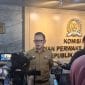 Jakarta – Wakil Menteri Dalam Negeri (Wamendagri) Bima Arya Sugiarto Menekankan Pentingnya Evaluasi Menyeluruh Terhadap Pelaksanaan Pemungutan Suara Ulang (Psu) Guna Mencegah Terjadinya Psu Berulang. Ia Juga Menggarisbawahi Bahwa Komitmen Politik Tanpa Intervensi Merupakan Kunci Dalam Menjaga Integritas Proses Demokrasi. Pernyataan Ini Disampaikannya Saat Rapat Kerja (Raker) Dan Rapat Dengar Pendapat (Rdp) Komisi Ii Dewan Perwakilan Rakyat (Dpr) Republik Indonesia (Ri) Bersama Kementerian Dalam Negeri (Kemendagri), Komisi Pemilihan Umum (Kpu), Badan Pengawas Pemilu (Bawaslu), Dan Dewan Kehormatan Penyelenggara Pemilu (Dkpp) Di Ruang Rapat Komisi Ii, Gedung Nusantara Dpr Ri, Jakarta, Senin (5/5/2025). Bima Menyampaikan, Psu Harus Dievaluasi Secara Mendasar Agar Permasalahan Serupa Tidak Terulang. Ia Menekankan Pentingnya Memastikan Tidak Ada Celah Sejak Awal Yang Dapat Menimbulkan Gugatan, Serta Perlunya Pembahasan Lebih Lanjut Mengenai Prosedur Berperkara Di Mahkamah Konstitusi (Mk) Dari Sisi Teknis. Menurutnya, Banyaknya Psu Juga Tidak Terlepas Dari Kuatnya Nuansa Politik. Karena Itu, Ia Mendorong Semua Pihak Agar Berkomitmen Menjaga Netralitas Dan Tidak Melakukan Intervensi. “Komitmen Politik Kita Bersama Untuk Tidak Melakukan Intervensi Atau Cawe-Cawe Adalah Kunci Ke Depan,” Tegasnya. Bima Juga Menjelaskan, Dirinya Bersama Wamendagri Ribka Haluk Berbagi Tugas Dalam Memantau Langsung Pelaksanaan Psu Di Daerah. Dukungan Dari Direktorat Jenderal (Ditjen) Otonomi Daerah (Otda) Dan Ditjen Bina Keuangan Daerah (Keuda) Turut Dikerahkan Untuk Memastikan Efisiensi Penganggaran. “Jadi Rasanya Soal Anggaran Itu Tidak Kita Biarkan, Kita Maksimalkan Sampai Seminimal Mungkin,” Ujarnya. Selain Membahas Psu, Bima Juga Menanggapi Pertanyaan Terkait Kekosongan Kepala Desa Di Banyak Wilayah. Ia Menjelaskan, Saat Ini Tengah Diberlakukan Moratorium Pemilihan Kepala Desa Karena Bertepatan Dengan Pelaksanaan Pemilihan Kepala Daerah (Pilkada) Serentak Dan Pemilihan Umum (Pemilu). Lebih Lanjut, Bima Menerangkan, Kemendagri Kini Tengah Berkoordinasi Dengan Kementerian/Lembaga Untuk Menyusun Rancangan Peraturan Pemerintah (Rpp) Yang Mengatur Teknis Pemilihan Kepala Desa. Rpp Tersebut Disusun Sebagai Tindak Lanjut Dari Undang-Undang Nomor 3 Tahun 2024 Tentang Perubahan Kedua Atas Undang-Undang Nomor 6 Tahun 2014 Tentang Desa. Bima Juga Menyampaikan, Sejak Tahun 2013 Hingga 2023, Pemilihan Kepala Desa Secara Digital (E-Voting) Telah Diterapkan Di 1.910 Desa Yang Tersebar Di 16 Provinsi. Ia Menambahkan, Pelaksanaan E-Voting Sejauh Ini Berjalan Lancar Tanpa Kendala Berarti. Dengan Demikian, Metode Ini Kemungkinan Akan Dikaji Lebih Lanjut Untuk Diterapkan Secara Nasional. “Begitu Landasan Aturannya Sudah Jelas, Pp Panduannya Sudah Ada, Kita Akan Dorong Pilkades Ini Secara Digital,” Ungkap Bima. Menurutnya, Kesuksesan E-Voting Di Tingkat Desa Ini Dapat Menjadi Dasar Untuk Melangkah Lebih Jauh Menuju Digitalisasi Pilkada, Pemilihan Legislatif (Pileg), Hingga Pemilihan Presiden (Pilpres) Ke Depan.