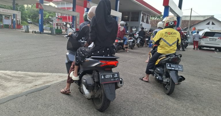 Pertalite Langka Di Spbu Kadu Pereng, Warga Pandeglang Keluhkan Sulitnya Bahan Bakar Murah