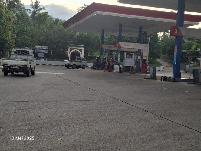 
Keterangan Foto : Kondidi Pertalit kosong di SPBU kadu pereng pandeglang 10 Mei 2025 .