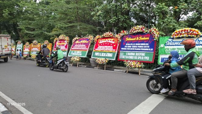 Keterangan Foto : Ucapan Karangan Bunga untuk Sidang Doktor Kiai Maman Imanulhaq.