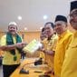Jakarta, 11 Mei 2025 — Partai Golkar Kembali Diguncang Konflik Internal Yang Mengarah Pada Perang Dingin Di Tubuh Partai. Kali Ini, Intervensi Dalam Pemilihan Calon Pengurus Dewan Pimpinan Daerah (Dpd) Provinsi Menjadi Sorotan, Di Mana Disebut-Sebut Bahwa Restu Ketua Umum Bahlil Lahadalia Menjadi Syarat Utama Dalam Penentuan Calon. Contoh Paling Mencolok Terjadi Di Jawa Timur, Dengan Munculnya Nama Ali Mufti Yang Disebut-Sebut Terpilih Berkat Kedekatannya Dengan Bahlil. Hal Ini Memunculkan Kekhawatiran Bahwa Kekuasaan Dijadikan Alat Untuk Memenuhi Kepentingan Politik Kelompok Tertentu Di Dalam Golkar. &Quot;Golkar Hari Ini Bukan Lagi Partai Terbuka Untuk Semua Golongan. Ini Sudah Menjadi Milik Kelompok Ketua Umum,&Quot; Ujar Salah Satu Kader Senior Golkar Yang Enggan Disebutkan Namanya. Ia Menambahkan Bahwa Perbedaan Pandangan Di Internal Partai Sudah Tidak Diterima Lagi. Menurutnya, Hampir Seluruh Sektor Kepengurusan Dpd Di Indonesia Kini Telah Mengalami Kesalahan Arah Karena Lebih Mengutamakan Loyalitas Pribadi Dibanding Kapabilitas Dan Aspirasi Kader Daerah. Pernyataan Ini Mencerminkan Kekhawatiran Sebagian Kader Terhadap Arah Kepemimpinan Golkar Di Bawah Bahlil Lahadalia, Yang Dinilai Terlalu Sentralistik Dan Tertutup Terhadap Perbedaan.