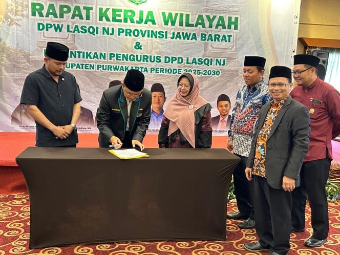 
Keterangan Foto : Ketua Umum DPW Lasqi NJ Jawa Barat Dr. KH. Maman Imanulhaq, dalam Rapat Kerja Wilayah (Rakerwil) DPW Lasqi NJ Jawa Barat yang digelar di Prime Plaza Hotel Purwakarta, Minggu (4/5).