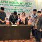 Purwakarta – Dewan Pengurus Wilayah (Dpw) Lembaga Seni Dan Qasidah Indonesia (Lasqi) Nusantara Jaya Jawa Barat Menargetkan Pembentukan Desa Budaya Di Setiap Kabupaten Di Jawa Barat. Hal Ini Ditegaskan Oleh Ketua Umum Dpw Lasqi Nj Jawa Barat Dr. Kh. Maman Imanulhaq, Dalam Rapat Kerja Wilayah (Rakerwil) Dpw Lasqi Nj Jawa Barat Yang Digelar Di Prime Plaza Hotel Purwakarta, Minggu (4/5). Menurut Kiai Maman Yang Juga Anggota Komisi Viii Dpr Ri Itu, Kehadiran Desa Budaya Akan Menjadi Simpul Peradaban Islam Berbasis Seni Dan Tradisi Yang Membumi, Sekaligus Memperkuat Ketahanan Budaya Lokal. “Lasqi Bukan Sekadar Melantunkan Qasidah, Tetapi Menghidupkan Ruh Kebudayaan Islam Dalam Kehidupan Masyarakat. Melalui Program Desa Budaya, Kita Ingin Menjadikan Seni Islami Sebagai Bagian Dari Solusi Sosial, Pendidikan, Dan Bahkan Pemberdayaan Ekonomi Umat,” Ujar Kiai Maman Dalam Sambutannya, Minggu (4/5). Dalam Kesempatan Tersebut, Dilaksanakan Juga Pelantikan Pengurus Dpd Lasqi Nj Purwakarta Yang Kini Dipimpin Oleh Dr. Hj. Ifa Fauziah Rohmah, M.pd. Teh Ifa, Begitu Biasa Ia Disapa, Menegaskan Komitmennya Untuk Memasyarakatkan Seni Qasidah, Terutama Di Kalangan Generasi Muda. “Kami Akan Membumikan Qasidah Di Setiap Pelosok Purwakarta. Kepengurusan Kami Akan Menjadi Inkubator Bagi Lahirnya Seniman-Seniman Islam Yang Tak Hanya Berbakat, Tetapi Juga Berjiwa Dakwah,” Tegas Teh Ifa. Acara Ini Juga Dihadiri Oleh Sejumlah Tokoh Penting, Antara Lain Wakil Bupati Purwakarta Abang Ijo Hapidin Yang Mengapresiasi Langkah Dpw Lasqi Jabar Dalam Membina Kesenian Bernuansa Religi Di Daerah. “Lasqi Adalah Mitra Strategis Pemerintah Daerah Dalam Menghidupkan Seni Yang Mendidik Dan Mencerdaskan. Kami Siap Bersinergi,” Ucap Wakil Bupati Dalam Sambutannya. Hadir Pula Ulama Kharismatik Kh. Abun Bunyamin, Pengasuh Ponpes Al-Muhajirin Purwakarta, Serta Ketua Mui Kabupaten Purwakarta Kh. John Dien Yang Mendukung Penuh Program Lasqi Sebagai Bagian Dari Dakwah Kultural. Turut Hadir Juga Hj. Eni Sumarni, Tokoh Perempuan Jawa Barat Serta Anggota Komite Investasi Dan Penempatan Bpkh Yogashwara Vidyan, Yang Menilai Program Desa Budaya Dapat Mendorong Investasi Berbasis Nilai-Nilai Spiritual Dan Kebudayaan. Rakerwil Ini Ditutup Dengan Penandatanganan Komitmen Bersama Untuk Mendorong Sinergi Lasqi Dengan Berbagai Pihak, Termasuk Pondok Pesantren, Pemerintah Daerah, Dan Komunitas Seni.
