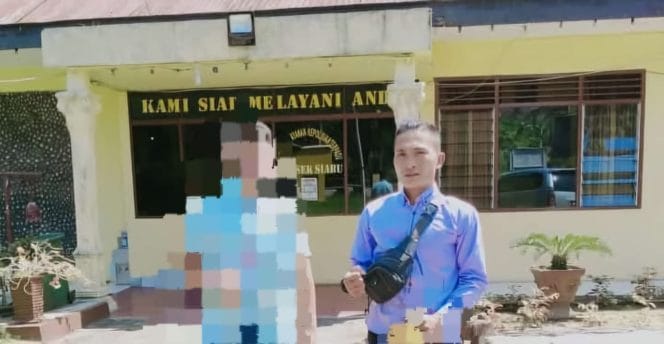 
Keterangan foto: Lesmana Halawa (Kanan), Korban penganiayaan yang di lakukan Oleh Bos PETI, di Bukit Siayo, Kabupaten Mandailing Natal, Sumatra Utara. 