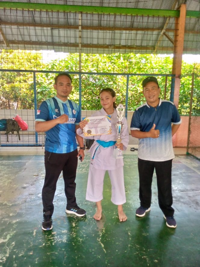 
Dari kiri afif ( wali kelas 7,5),Nurul Rahayu Priatna,Sanusi ( guru senior)
SMP Negeri 1 Kemang Raih Juara Satu Karate Tingkat Kecamatan