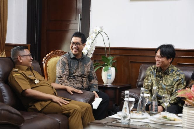 
Keterangan foto : Gubernur Banten Andra Soni Terima Kunjungan Rombongan Delegasi Prefektur Mie Jepang di Ruang Kerja Gubernur Banten, KP3B Curug, Kota Serang, Selasa (6/5/2025)