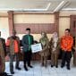 Sumedang — Anggota Dpr Ri Dari Fraksi Partai Kebangkitan Bangsa (Pkb), Dr. Kh. Maman Imanulhaq, Mm, Menyambangi Lokasi Bencana Longsor Yang Terjadi Di Desa Cisalak, Kecamatan Cisarua, Kabupaten Sumedang. Wakil Ketua Fraksi Pkb Dpr Ri Itu Juga Meninjau Langsung Tempat Pengungsian Serta Menyerahkan Bantuan Sembako Dan Selimut Kepada Para Pengungsi Yang Terdampak Longsor. “Kehadiran Saya Disini Ingin Memastikan Bahwa Negara Hadir Bersama Masyarakat Terdampak Bencana Untuk Melindungi Dan Memulihkan Kembali Kehidupan Masyarakat Setempat. Bantuan Yang Kita Sampaikan Insya Allah Cukup Meringankan Beban Para Pengungsi Namun Saya Berharap Ada Solusi Jangka Panjang Dari Perbaikan Infrastruktur, Hunian Aman, Hingga Pemulihan Psikososial Warga Terdampak,” Kata Kiai Maman Kepada Wartawan Di Desa Cisalak, Sumedang, Selasa (6/5). Selain Meninjau Fasilitas Pengungsian Serta Lokasi Bencana, Kiai Maman Lantas Memimpin Rapat Koordinasi Penanganan Bencana Bersama Lembaga Terkait. Dalam Kesempatan Itu, Ia Menyampaikan Arahan Penanganan Para Pengungsi Khususnya Para Lansia Dan Anak-Anak, Sampai Upaya Mitigasi Bencana Agar Tidak Lagi Kejadian Serupa Di Sekitar Wilayah Terdampak. Wakil Sekretaris Dewan Syuro Dpp Pkb Ini Juga Mendorong Agar Seluruh Proses Rehabilitasi Dan Rekonstruksi Dilakukan Dengan Cepat, Tepat, Dan Berorientasi Pada Keselamatan Serta Keberlangsungan Hidup Masyarakat Ke Depan. “Kita Ingin Semua Unsur Bergerak Cepat Dan Tepat. Warga Harus Segera Mendapatkan Solusi Yang Konkret, Aman, Dan Berkelanjutan,” Tegas Kh. Maman Dalam Keterangannya Di Sela Kunjungan. Turut Hadir Mendampingi Dalam Kegiatan Ini Antara Lain Andrea Yuferijal Selaku Direktur Dukungan Infrastruktur Darurat Bnpb, Swsono Dari Kedeputian Rehabilitasi Dan Rekonstruksi Bnpb, Dr. Hj. Tuti Ruswati, S.sos., M.si. Yang Merupakan Sekretaris Daerah Kabupaten Sumedang, Camat Cisarua Bu Eneng Yulia, S.sos., M.e., Sekretaris Dinas Pupr Kabupaten Sumedang Pak Soni, Serta Kepala Desa Cisalak, Titi Hasanah. Kehadiran Berbagai Unsur Pemerintah Pusat Dan Daerah Tersebut Menunjukkan Koordinasi Lintas Sektor Dalam Mempercepat Penanganan Bencana.