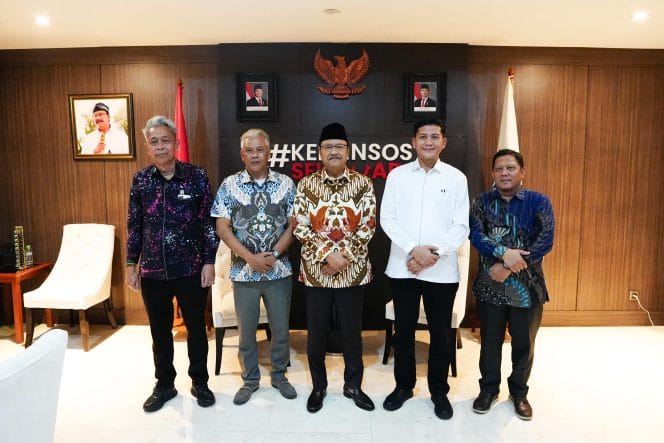 
Keterangan Foto : Bupati Aceh Selatan, H. Mirwan melakukan kunjungan ke Kementerian Sosial RI, disambut langsung oleh Menteri Sosial, Saifullah Yusuf, pada Selasa (6/5/2025).