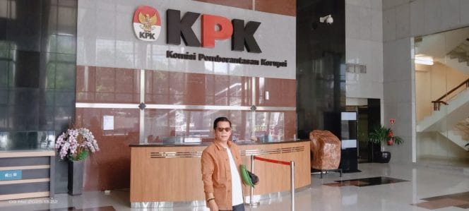 
Keterangan foto : Sekjen Matahukum Mukhsin Nasir secara resmi melaporkan 680 Perusahaan yang diduga melakukan kegiatan pertambangan dan perkebunan Sawit di dalam kawasan hutan ke Komisi Pemberantasan Korupsi (KPK), Jumat (9/5/2025)