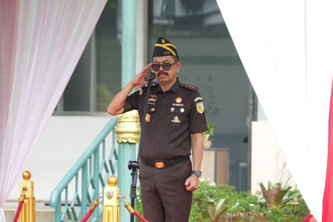 
Keterangan foto : Jaksa Agung Republik Indonesia ST Burhanuddin, melalui Ketua Umum PERSAJA yang juga Jaksa Agung Muda Tindak Pidana Umum (JAM-Pidum), Asep N. Mulyana, menyampaikan amanat dalam upacara yang berlangsung di Lapangan Upacara Kejaksaan Agung, Jakarta, Rabu (14/5/2025)