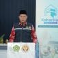 Menjelang Puncak Ibadah Haji 1446 H/2025 M Yang Diperkirakan Berlangsung Pada Awal Juni, Pemerintah Mengimbau Jemaah Haji Indonesia Untuk Mulai Membatasi Aktivitas Fisik Berat, Termasuk Mengurangi Pelaksanaan Umrah Sunah Berulang-Ulang. Hal Ini Disampaikan Kepala Biro Humas Dan Komunikasi Publik Kementerian Agama, Akhmad Fauzin, Dalam Konferensi Pers Operasional Haji Hari Ke-20, Senin (20/5/2025). “Masih Ada Sekitar Dua Pekan Sebelum Puncak Haji. Gunakan Waktu Ini Untuk Mempersiapkan Diri Sebaik-Baiknya,” Ujar Fauzin. Ia Mengajak Jemaah Untuk Memperbanyak Mengikuti Bimbingan Manasik Haji Yang Diselenggarakan Di Hotel Tempat Pemondokan. Menurutnya, Manasik Bukan Sekadar Pengulangan, Tetapi Bekal Penting Agar Jemaah Dapat Menjalankan Ibadah Haji Dengan Baik Dan Benar. “Jangan Terlalu Banyak Menguras Tenaga Untuk Kegiatan Tambahan Seperti Ziarah Ke Luar Kota Atau Umrah Sunah Berulang. Simpan Energi Untuk Wukuf Di Arafah Dan Rangkaian Ibadah Lainnya Yang Lebih Utama,” Jelasnya. Fauzin Juga Mengingatkan Kondisi Cuaca Di Makkah Yang Diperkirakan Mencapai 45 Hingga 50 Derajat Celsius Saat Puncak Haji. Karena Itu, Ia Menyarankan Jemaah Melaksanakan Salat Fardu Di Masjid Hotel Jika Dirasa Tubuh Tidak Cukup Kuat Untuk Ke Masjidil Haram. “Yang Penting Ibadah Tetap Jalan Dan Fisik Tetap Bugar,” Imbuhnya. Tak Hanya Kepada Jemaah, Fauzin Juga Mengajak Keluarga Jemaah Di Tanah Air Untuk Aktif Mengingatkan Orang Tua Atau Kerabatnya Yang Sedang Berhaji Agar Tidak Memaksakan Diri, Terlebih Bagi Yang Lanjut Usia. “Perhatian Dan Dukungan Dari Keluarga Di Rumah Sangat Berarti Bagi Mereka Yang Sedang Berada Di Tanah Suci,” Ujarnya. Di Akhir Pesannya, Fauzin Mengajak Seluruh Jemaah Untuk Menjaga Kesehatan, Niat, Dan Semangat Ibadah Agar Meraih Haji Yang Mabrur. “Haji Indonesia, Aman, Nyaman, Mabrur Sepanjang Umur,” Tutupnya.