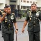 Kepala Staf Angkatan Darat (Kasad) Jenderal Tni Maruli Simanjuntak, M.sc., Menegaskan Bahwa Lulusan Seskoad Dituntut Untuk Mampu Menjalankan Peran Strategis Sebagai Pemimpin Tni Ad Di Masa Depan, Dengan Kompetensi Unggul Dan Kemampuan Berpikir Analitis Yang Kuat. Hal Itu Disampaikan Kasad Saat Menutup Pendidikan Reguler (Dikreg) Lxv Sekolah Staf Dan Komando Angkatan Darat (Seskoad) Di Aula Prof. Dr. Satrio, Seskoad, Bandung, Jawa Barat, Kamis (22/5/2025). Kasad Juga Menyampaikan Apresiasi Dan Penghargaan Kepada Seluruh Perwira Siswa (Pasis) Yang Telah Menyelesaikan Pendidikan Dengan Baik. “Orang Yang Banyak Berada Di Lapangan, Dia Akan Selalu Berfikir Kreatif, Dan Peluang-Peluang Di Lapangan Harus Dicari Sendiri, Kita Harus Berkreasi Sendiri, Harus Berusaha Memecahkan Persoalan Di Lapangan Sendiri, Itulah Yang Akan Membuat Anda Nantinya Menjadi Matang, Dan Jadi Pemimpin Atau Menjadi Manager Yang Andal,” Tegas Kasad. Menurut Kasad, Seskoad Merupakan Kawah Candradimuka Yang Mencetak Calon-Calon Pemimpin Tni Ad Yang Profesional, Tangguh, Dan Adaptif Terhadap Dinamika Perubahan Lingkungan Strategis. Oleh Karena Itu, Tni Ad Akan Terus Mengevaluasi Kualitas Pendidikan Agar Semakin Efektif Dan Relevan Dengan Tantangan Tugas Ke Depan. Pendidikan Ini Diikuti Oleh 270 Pasis, Terdiri Dari 237 Pasis Tni Ad, 4 Pasis Tni Al, 4 Pasis Tni Au, 14 Pasis Polri, Serta 11 Pasis Dari Negara Sahabat Seperti Singapura, Arab Saudi, Filipina, Pakistan, Vietnam, Thailand, Malaysia, Timor Leste, Australia, Dan Amerika Serikat. Para Pasis Tersebut Dibekali Dengan Berbagai Materi Strategis Dan Operasional Yang Mencakup Manajemen Pertahanan, Kepemimpinan Militer, Serta Studi-Studi Strategis Yang Berorientasi Pada Pertahanan Negara. Kasad Juga Berpesan Agar Seluruh Lulusan Seskoad Terus Menjaga Integritas Dan Loyalitas, Serta Aktif Mengembangkan Diri Sebagai Prajurit Profesional Di Era Modernisasi Tni. Mereka Diharapkan Menjadi Pemimpin Berkarakter, Visioner, Dan Mampu Menjadi Katalisator Perubahan Serta Penggerak Modernisasi Tni Ad. “Berpegang Teguh Pada Sapta Marga, Sumpah Prajurit, Dan Delapan Wajib Tni Sebagai Nilai-Nilai Integritas Akan Menjaga Kepercayaan Rakyat Serta Mendorong Kontribusi Nyata Bagi Kemajuan Tni Ad Dan Bangsa Indonesia,” Ujar Kasad. Dalam Acara Penutupan Dikreg Lxv Seskoad, Kasad Juga Memberikan Penghargaan Kepada Para Pasis Berprestasi. Mayor Czi Amito Surya Mutiara Terpilih Sebagai Pasis Dengan Prestasi Belajar Terbaik. Dari Polri, Prestasi Serupa Diraih Kompol Sang Ngurah Wirathama Satria Pathy, S.i.k, S.h., M.si., M.h., Sementara Mayor Chng Yikang Darius Dari Singapura Menjadi Yang Terbaik Dari Peserta Mancanegara. Penghargaan Juga Diberikan Kepada Tenaga Pendidik Terbaik, Yaitu Kolonel Inf Surya Wibawa Suparman. Sementara Itu, Penulis Taskap Terbaik Dari Tni Ad Diraih Mayor Inf Bahtera Josua Sidabutar, S.i.p., Dari Polri Diraih Kompol Adrian Risky Lubis, S.i.k., Dan Dari Mancanegara Diraih Oleh Mayor Li Yiming Dari Singapura. 