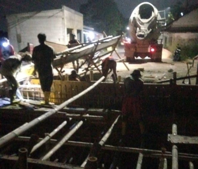 
Keterangan foto: Proyek Rehabilitasi Jembatan di Jalan Raya Pertamina, Desa Buni Bakti, Kecamatan Babelan, Kabupaten Bekasi, Rabu (14/05/2025). 