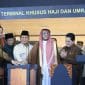 Tangerang - Presiden Republik Indonesia Prabowo Subianto Meresmikan Terminal 2F Bandara Soekarno-Hatta, Tangerang, Banten Sebagai Terminal Khusus Haji Dan Umroh, Minggu (4/5). Presiden Mengapresiasi Upaya Semua Pihak Yang Telah Mempersiapkan Dan Mewujudkan Revitalisasi Terminal 2F Sebagai Terminal Haji Dan Umroh. &Quot;Saya Menyambut Baik Dan Menyatakan Penghargaan Serta Apresiasi Setinggi-Tingginya Atas Kebijakan Juga Upaya Dari Semua Pihak Yang Terlibat Dalam Revitalisasi Ini. Kepada Menteri Bumn, Holding In Journey Airport, Kementerian Perhubungan Dan Sekarang Danantara,&Quot; Papar Presiden. Presiden Menyebut Jamaah Haji Dan Umroh Indonesia Setiap Tahunnya Bisa Mencapai 2 Juta Orang. Sebagian Dari Jamaah Masuk Golongan Lanjut Usia Sehingga Perlu Pelayanan Khusus. Untuk Itu, Pemerintah Berupaya Semaksimal Mungkin Untuk Memberikan Layanan Terbaik Bagi Jamaah Haji Dan Umroh Tanah Air. &Quot;Saat Ini Kita Juga Berjuang Keras Untuk Menurunkan Biaya Haji Semurah Yang Kita Mampu,&Quot; Imbuh Presiden. Menteri Perhubungan Dudy Purwagandhi Menyampaikan Adanya Terminal Khusus Haji Dan Umroh Bandara Soekarno-Hatta Akan Membuat Pelayanan Ke Tanah Suci Menjadi Semakin Baik, Nyaman Dan Lancar. ”Dengan Adanya Terminal Khusus Haji Dan Umroh, Tentunya Akan Meningkatkan Pelayanan Kepada Para Jamaah, Sehingga Perjalanan Menjadi Semakin Nyaman Dan Diharapkan Jamaah Dapat Semakin Khusyuk Beribadah,” Sebut Menhub. Terminal 2F Terdiri Dari 3 Lantai Dengan Total Luas 27.400 M² Dan Daya Tampung 6,1 Juta Penumpang Per Tahun. Selain Beautifikasi Infrastruktur Terminal, Revitalisasi Terminal 2F Ini Juga Meliputi Penyiapan Infrastruktur Pendukung Untuk Aktivitas Umroh, Seperti Masjid Dan Lounge Serta Parkir Bus. Terminal 2F Memiliki 20 Counter Check-In Dan Ruang Tunggu Yang Cukup Luas Menampung Jamaah Dan Keluarga Selama Passenger Processing Oleh Agen. Di Terminal Ini Telah Tersedia Lounge Umroh Yang Mampu Menampung Hingga 3.000 Orang. &Quot;Dari Sisi Transportasi Kementerian Perhubungan Juga Telah Memberikan Dukungan Maksimal Bagi Keberangkatan Haji Dan Umroh. Untuk Keberangkatan Haji Tahun Ini Akan Dilayani Oleh Tiga Maskapai Yakni Garuda Indonesia, Saudi Airlines Dan Lion Air. Kami Berharap Melalui Terminal 2F Bandara Soekarno-Hatta, Keberangkatan Haji Khususnya Bagi Jamaah Dari Jakarta Dan Sekitarnya Akan Semakin Lancar,&Quot; Ujar Menhub Dudy. Turut Hadir Dalam Kegiatan Ini Menteri Koordinator Bidang Infrastruktur Dan Pembangunan Kewilayahan Agus Harimurti Yudhoyono, Menteri Badan Usaha Milik Negara (Bumn) Erick Thohir, Menteri Agama Nasaruddin Umar, Dan Chief Operating Officer (Coo) Danantara Dony Oskario. 