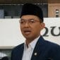 Jakarta - Anggota Komisi Viii Dpr Ri Dari Fraksi Partai Kebangkitan Bangsa (Pkb) Maman Imanul Haq Meminta Kesiapan Petugas Seiring Kedatangan Jamaah Haji Indonesia Di Tanah Suci. Meskipun Jumlah Petugas Haji Tahun Ini Sedikit Menurun Dibandingkan Tahun Lalu Tapi Bukan Menjadi Alasan Untuk Memberikan Layanan Optimal Kepada Para Jamaah. “Tugas Utama Petugas Haji Adalah Melayani Para Tamu Allah. Kami Berharap Semua Petugas Yang Diberi Amanah Dapat Memberikan Pelayanan Terbaik Agar Jemaah Haji Indonesia Dapat Menunaikan Ibadah Dengan Aman Dan Nyaman. Saya Yakin Petugas Haji Indonesia Selalu Berkomitmen Untuk Memberikan Yang Terbaik,” Ujar Kiai Maman, Sapaan Akrabnya, Rabu (2/5/2025). Ia Menyebutkan Bahwa Berbagai Potensi Permasalahan Di Tanah Suci Telah Disampaikan Dalam Pembekalan Di Tanah Air. Oleh Karena Itu, Petugas Diharapkan Telah Mempersiapkan Diri Dengan Baik Untuk Menghadapi Berbagai Tantangan. “Petugas Haji Harus Memiliki Kesabaran Dua Kali Lipat Dibanding Jemaah. Mereka Akan Melayani Jemaah Dari Berbagai Daerah Dengan Karakter Yang Beragam. Jangan Sampai Ada Petugas Yang Gagal Mengendalikan Emosi Saat Menjalankan Tugas,” Tegasnya. Kiai Maman Juga Menyoroti Persoalan Jemaah Yang Sering Tersesat Saat Kembali Ke Hotel Atau Menuju Lokasi Ibadah. Ia Meminta Agar Para Petugas Sigap Mengidentifikasi Dan Menolong Jemaah Yang Tampak Kebingungan. “Petugas Harus Siap Siaga Dan Memiliki Inisiatif. Kalau Perlu, Sebelum Jemaah Meminta Bantuan, Petugas Sudah Hadir Untuk Membantu,” Ucapnya. Lebih Lanjut, Kiai Maman Menekankan Pentingnya Perhatian Khusus Bagi Jemaah Lanjut Usia (Lansia). Menurutnya, Petugas Harus Sigap Memberikan Bantuan, Baik Secara Fisik Maupun Psikologis. “Kita Sering Menyaksikan Petugas Haji Indonesia Menggendong Jemaah Lansia Yang Kesulitan Berjalan. Ini Patut Diapresiasi. Kesiapan Dan Kesigapan Seperti Ini Harus Terus Dijaga,” Tambahnya. Ia Juga Mengingatkan Pentingnya Kondisi Fisik Petugas Selama Bertugas. Mengingat Suhu Di Tanah Suci Bisa Mencapai Lebih Dari 50 Derajat Celsius, Petugas Diminta Menjaga Kesehatan Dengan Baik. “Petugas Harus Tetap Fit. Jangan Ragu Mengonsumsi Multivitamin, Membawa Obat-Obatan Pribadi, Serta Perlengkapan Yang Mendukung Aktivitas Selama Di Tanah Suci,” Pungkasnya.