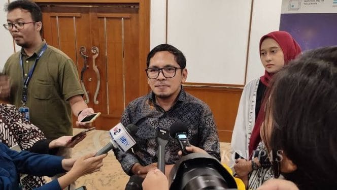 
Keterangan foto: Direktur Eksekutif Setara Insitute, Halili Hasan. Saat di Wawancara oleh sejumlah Awak Media. 