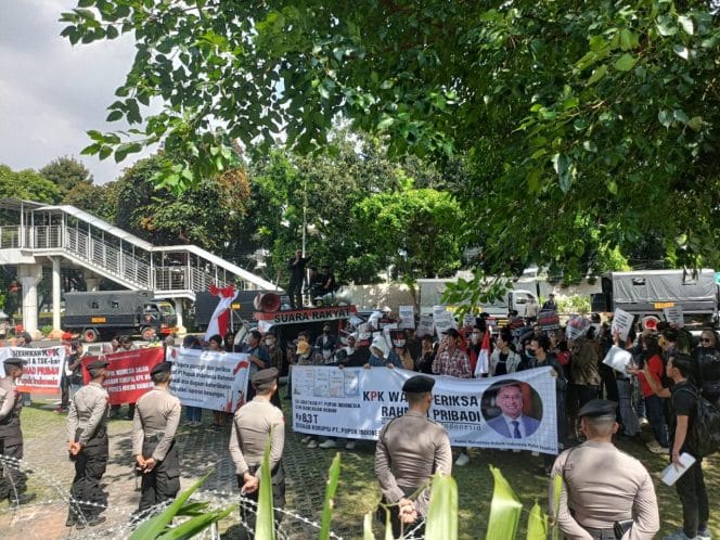 
Mahasiswa Ngamuk di Depan Gedung KPK, Minta Serius Tangani Dugaan Korupsi PT Pupuk Indonesia