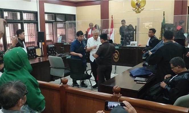 
Sidang perkara tindak pidana atas nama terdakwa Charlie Chandra, anak dari Sumitra Chandra, kembali bergulir di Pengadilan Negeri Tangerang Kelas 1A pada Selasa, 17 Juni 2025.