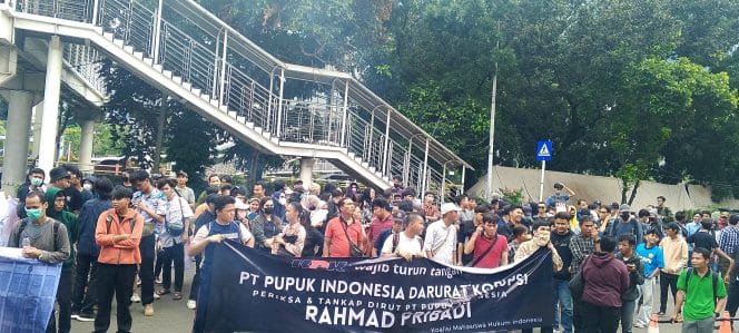 
Ratusan mahasiswa dan pemuda yang tergabung dalam Koalisi Mahasiswa Hukum Indonesia menggelar unjuk rasa di depan gedung Komisi Pemberantasan Korupsi (KPK) pada Rabu (18/6/2025).