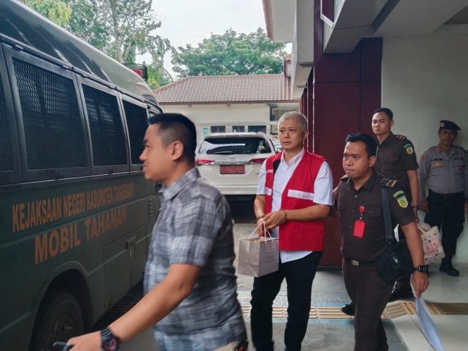 
Majelis Hakim memutuskan Charlie Chandra sebagai terdakwa tetap.