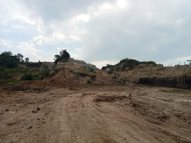 
Keterangan foto: Aktivitas Tambang di Dekat Gerbang Tol Rangkasbitung, Kabupaten Lebak, Provinsi Banten, Minggu (15/06/2025). 