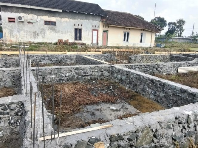 
Keterangan foto: Proyek pembangunan balai kemasyarakatan di desa Kadu agung Barat, kecamatan Cibadak, Rabu (25/06/2025).