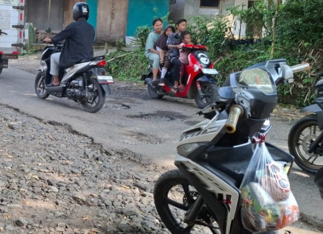 
Keterangan foto: Jalan Nyoreang, penghubung antara Kecamatan Cadasari menuju Desa Ciinjuk, Kabupaten Pandeglang.