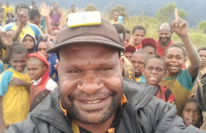 
Foto Yusak Ernes Tebay bersama anak papua tengah dan warga.