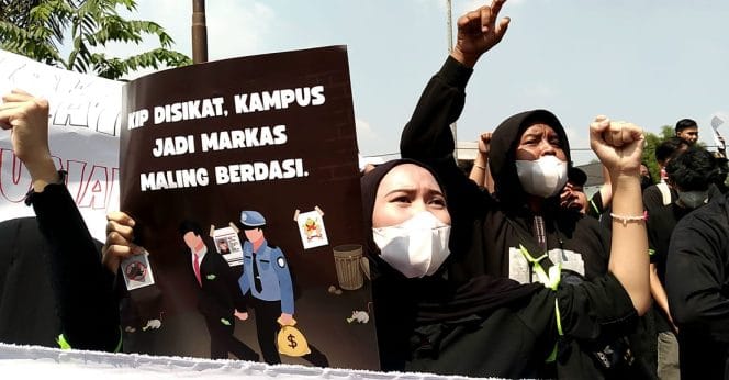 
Keterangan foto : Sejumlah mahasiswa Jakarta Global University (JGU) Kota Depok membuktikan janjinya menggelar aksi unjuk rasa di depan Kampus Jakarta Global University (JGU), Kamis (24/7/2025)