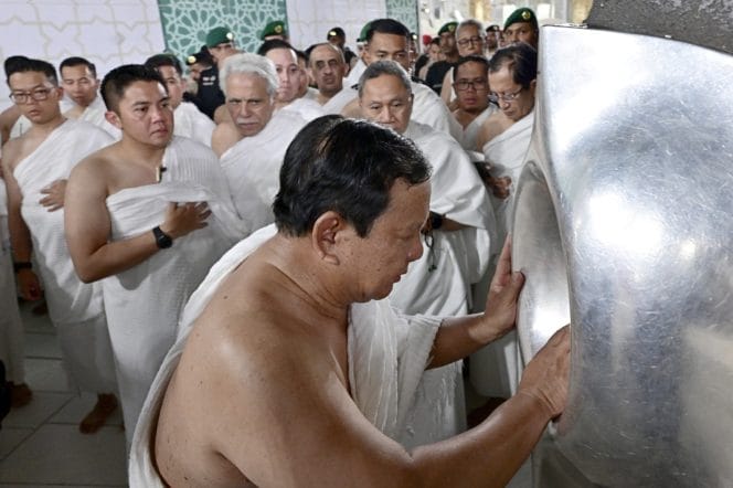 
Foto Presiden Prabowo Subianto saat Umroh.