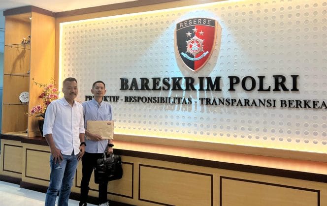 
Keterangan foto : Kantor Hukum HJ BINTANG dan PARTNERS, selaku kuasa hukum Asosiasi Petani Sawit Pasangkayu (APSP), resmi melaporkan tiga anak perusahaan AAL ke Bareskrim Polri, Kamis (3/7/2025)