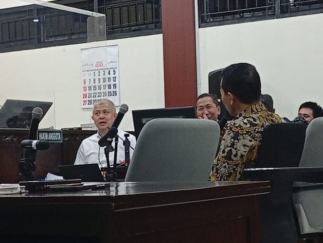 
Keterangan foto : Tiga orang saksi dari Penuntut Umum dihadirkan dalam persidangan kasus dugaan pemalsuan surat tanah atas terdakwa Charlie Chandra, Jumat (6/7/2025)
