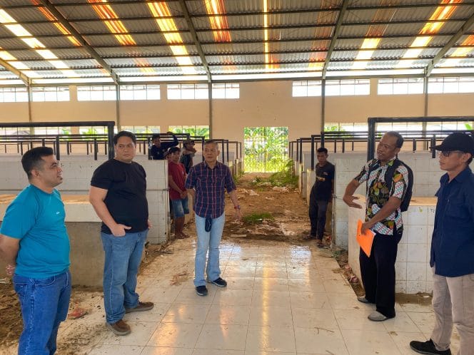 Keterangan foto : proyek di Pasar Galumpang untuk mengecek secara langsung kondisi bangunan, Jumat (4/7/2025)