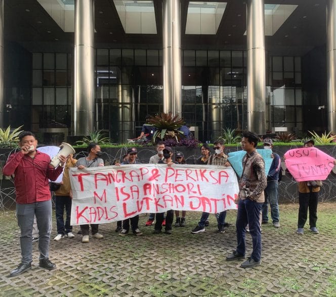 
Puluhan mahasiswa yang tergabung dalam Solidaritas Pemuda Mahasiswa Merah Putih menggelar aksi di depan Gedung Komisi Pemberantasan Korupsi (KPK) Jalan Kuningan Persada Kavling 4 Jakarta Selatan (Senin, 7/7/2025).