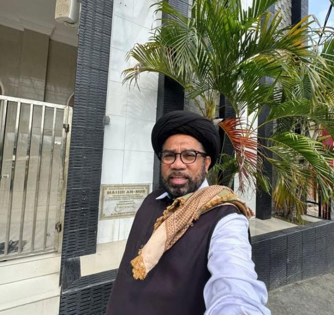 
Prof. Dr. Ali Mochtar Ngabalin  Guru Besar Hubungan Internasional Busan University of Foreign Studies (BUFS) Kirea Selatan, Ketua DPP Partai Golkar Bidang Kebijakan Politik Luar Negeri dan Hubungan Internasiinal.