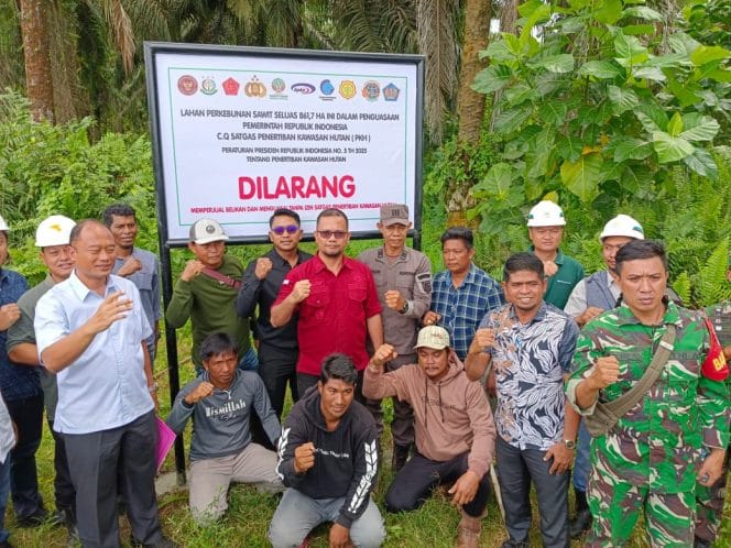 
Langkah mengejutkan dilakukan Satuan Tugas (Satgas) Penertiban Kawasan Hutan (PKH) dengan menyita seluas 861,7 hektar lahan sawit yang selama ini dikuasai PT. Pasangkayu, anak usaha dari PT. Astra Agro Lestari (AAL), di Kabupaten Pasangkayu, Sulbar, Kamis 10 Juli 2025.