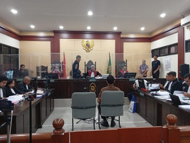 
Lanjutan sidang kasus pemalsuan surat tanah terdakwa Charlie Chandra kembali digelar.