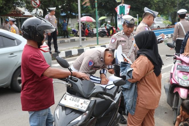 
Keterangan foto: Satuan Lalu Lintas Polres Lebak Polda Banten resmi melaksanakan Operasi Patuh Maung 2025 yang dimulai pada hari Senin, 14 Juli 2025 dan akan berlangsung hingga 27 Juli 2025.