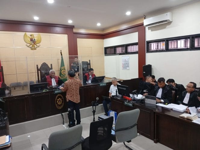 
Sidang lanjutan perkara Pemalsuan Surat terdakwa Charlie Chandra menghadirkan saksi Ahli Hukum dari jaksa penuntut umum (JPU), Prof. Jamin Ginting, yang memaparkan konsep tatanan hukum pidana dan acara pidana di Ruang Sidang Utama Pengadilan Negeri Tangerang, Selasa (15/7/2025).